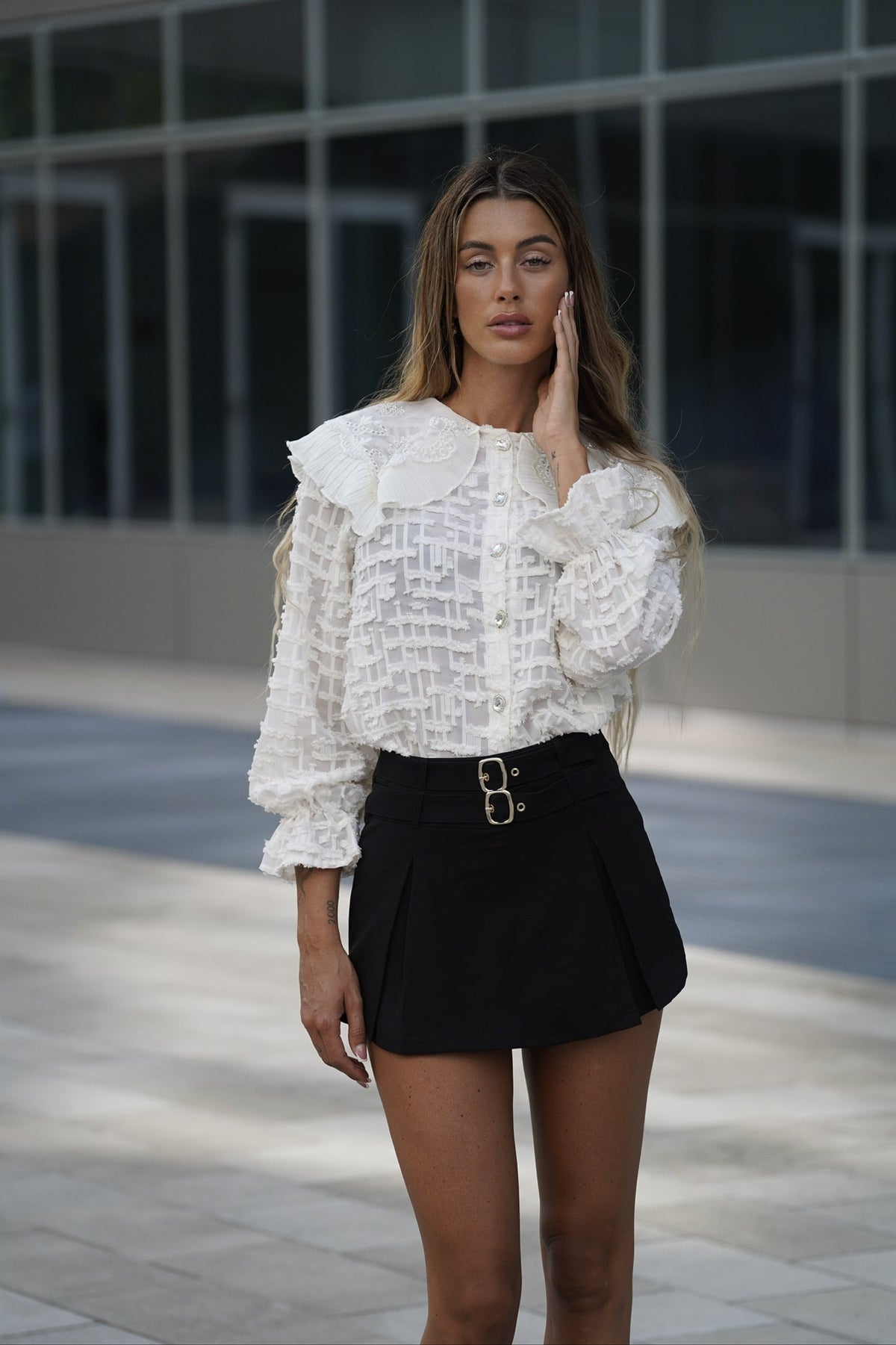 Camicia in pizzo beige con ricami