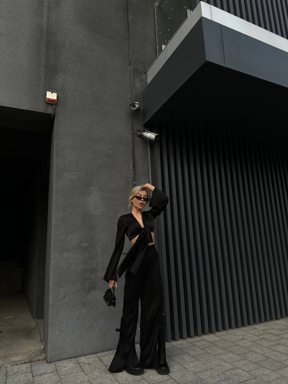 Set top e pantaloni con spacchi nero