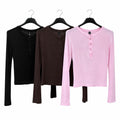 Maglia basic con bottoncini e foro