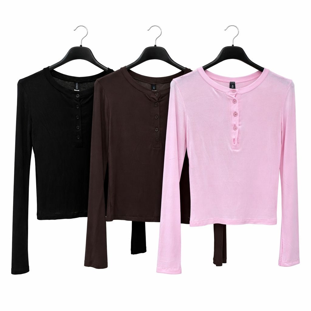 Maglia basic con bottoncini e foro