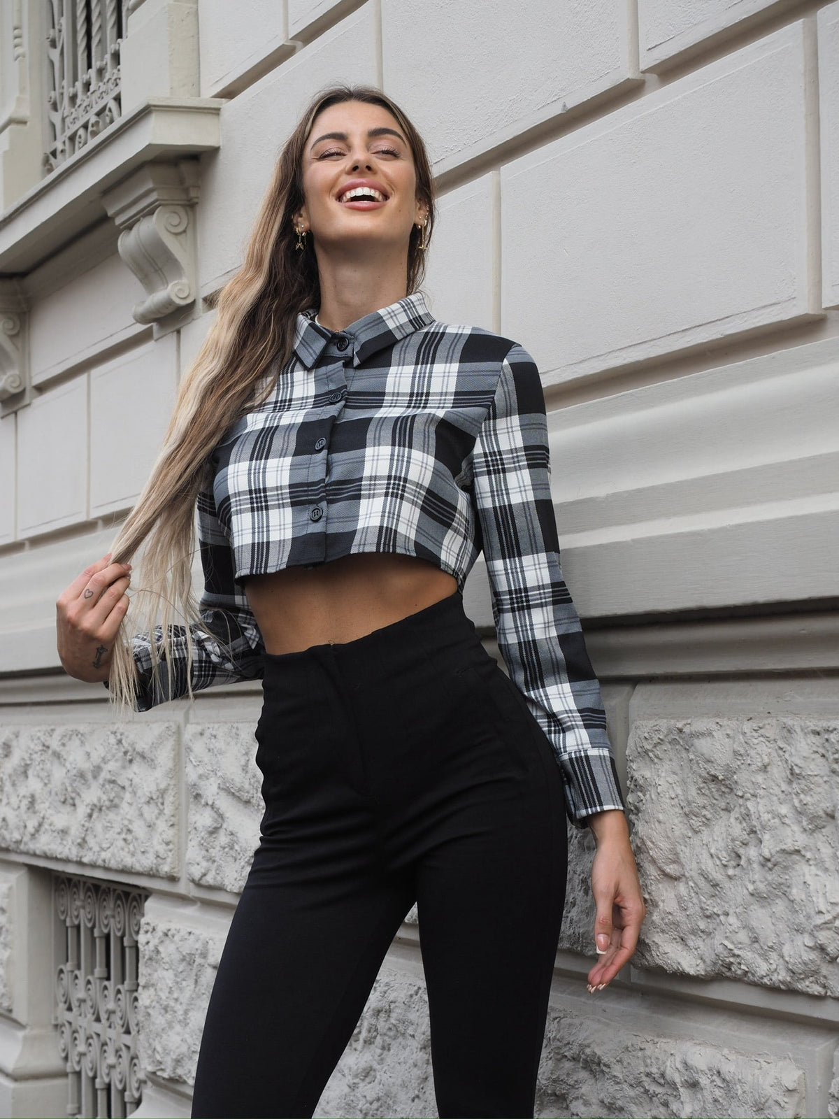 Camicia crop a quadri bianco nero grandi