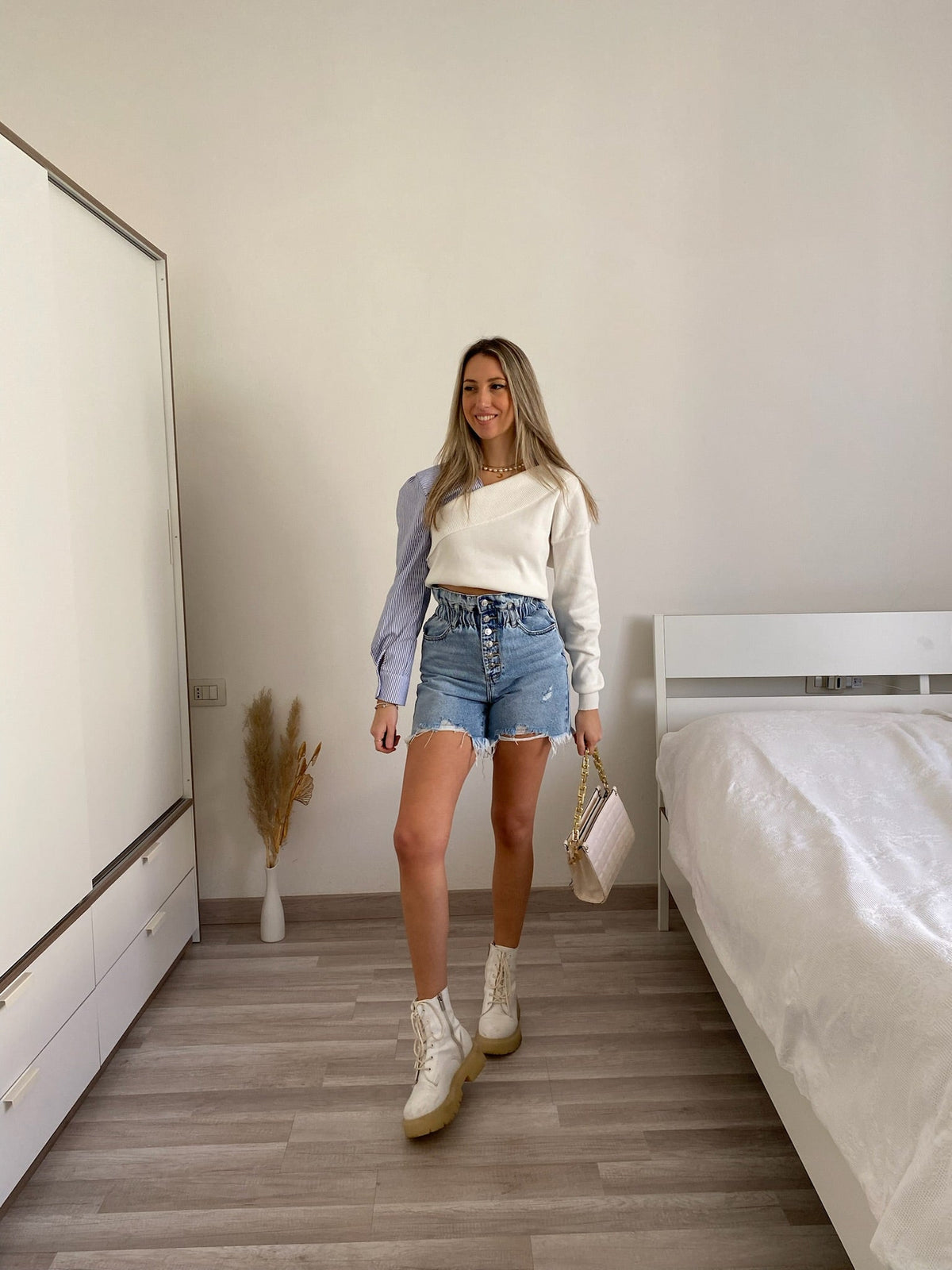 Maglione bianco con scollo e manica in camicia