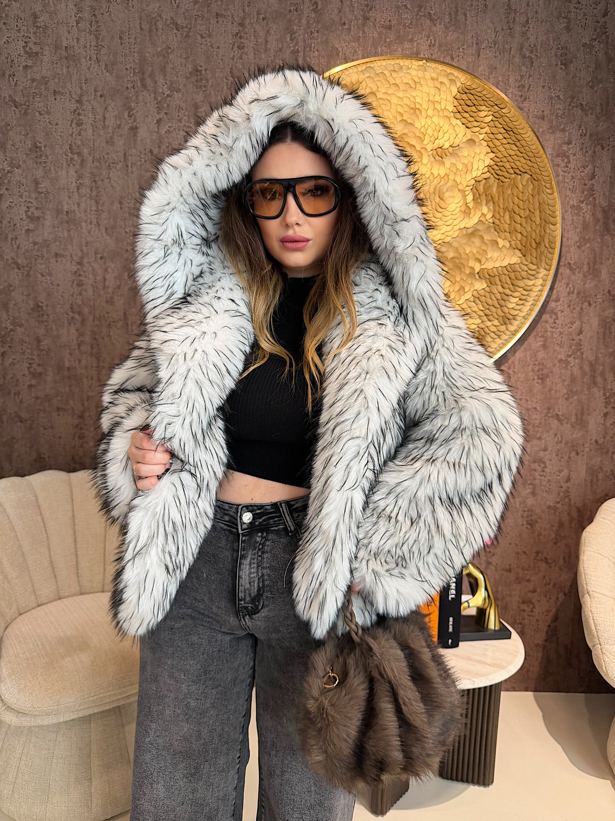 Pelliccia Ecologica con Dettaglio Nero – Oversize Glam
