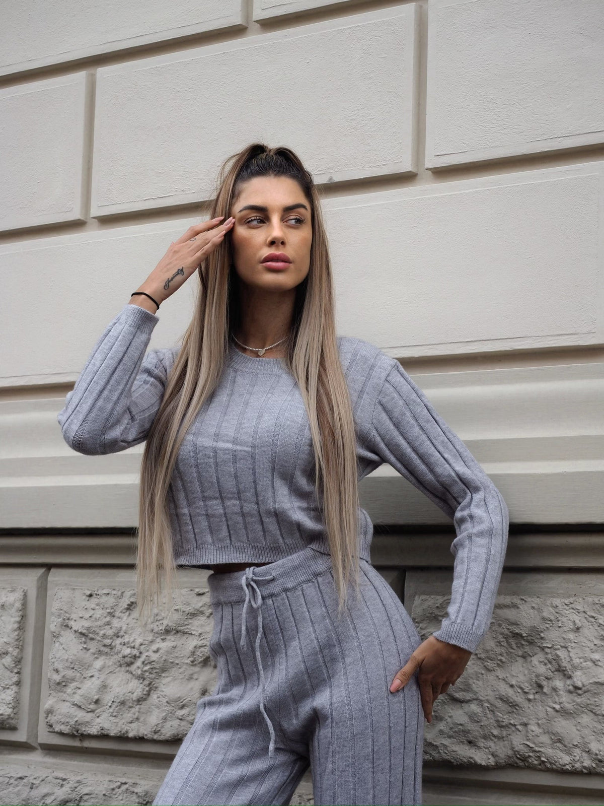 Completo maglia e pantalone grigio a righe