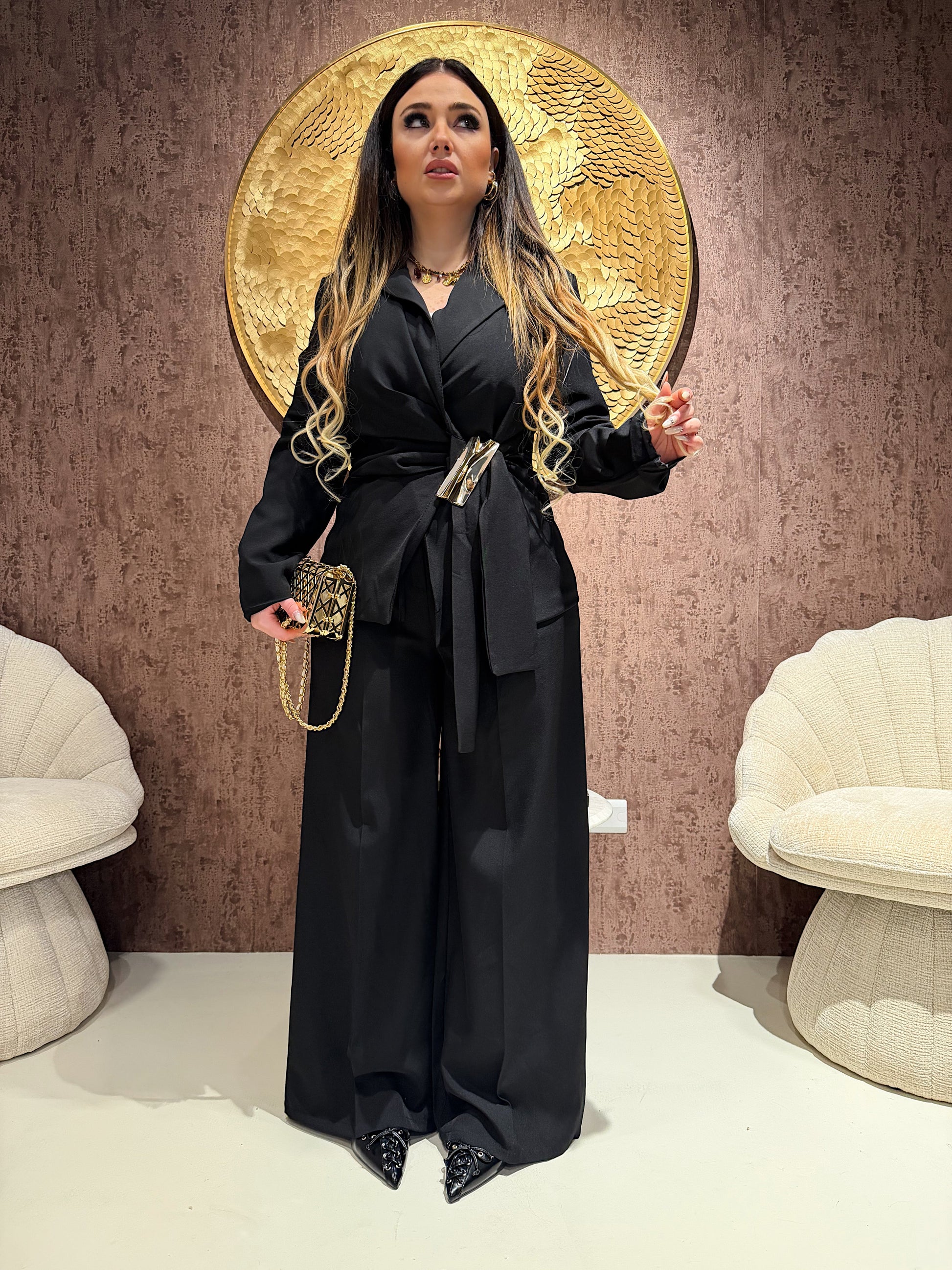 Completo giacca e pantalone con gioiello ￼