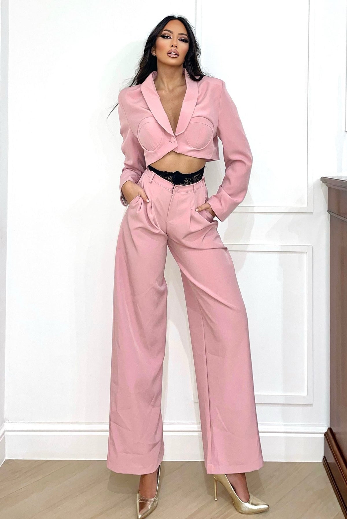 Tailleur giacca e pantalone rosa con dettaglio nero in pizzo
