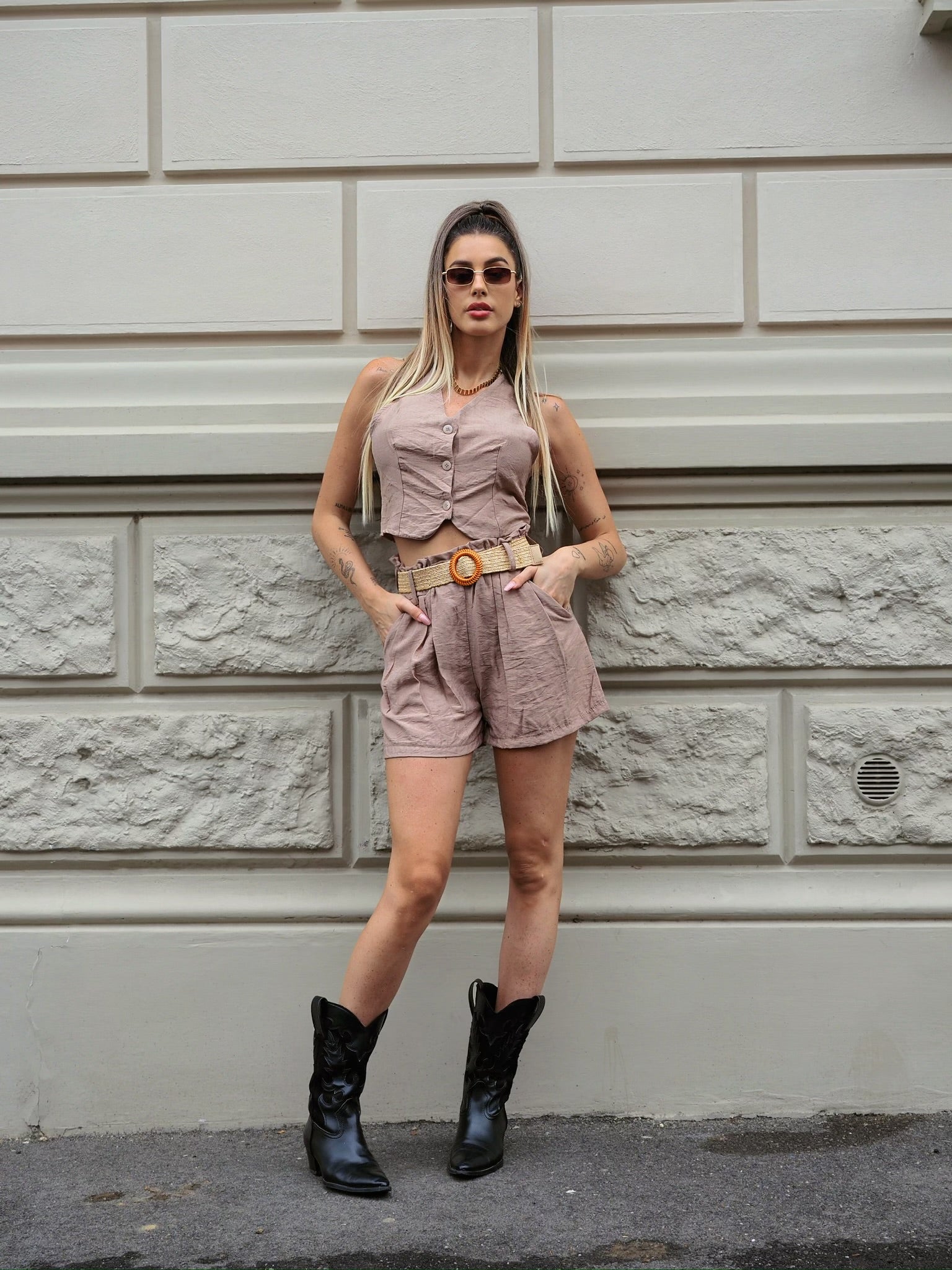 Completo smanicato e short Camel