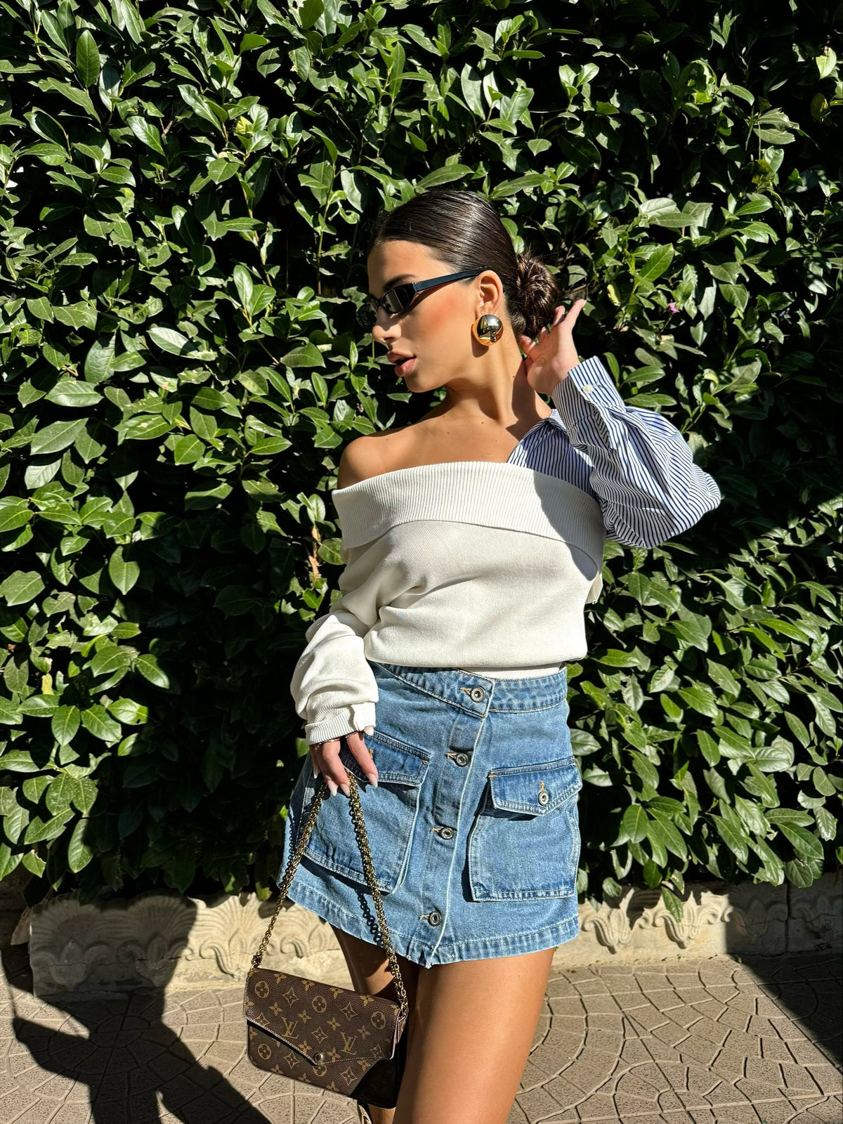 Maglione bianco con scollo e manica in camicia