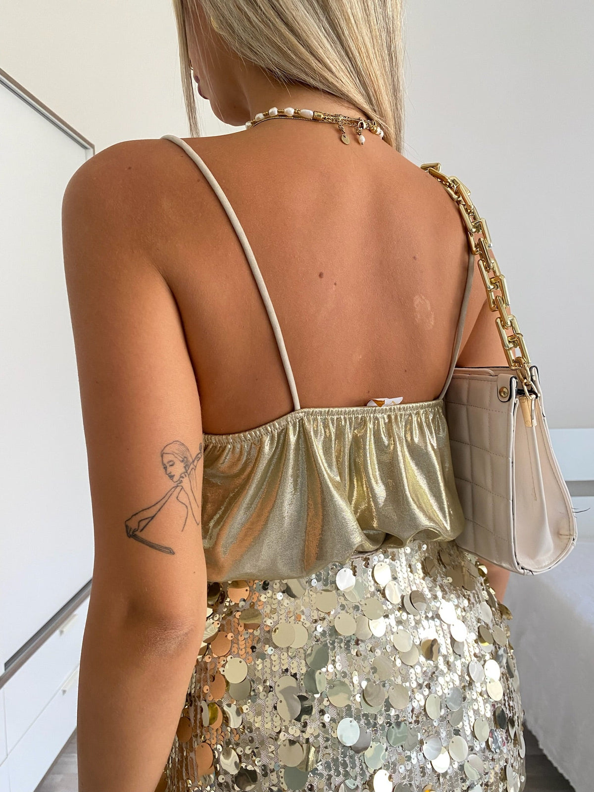 Top con scollo gold