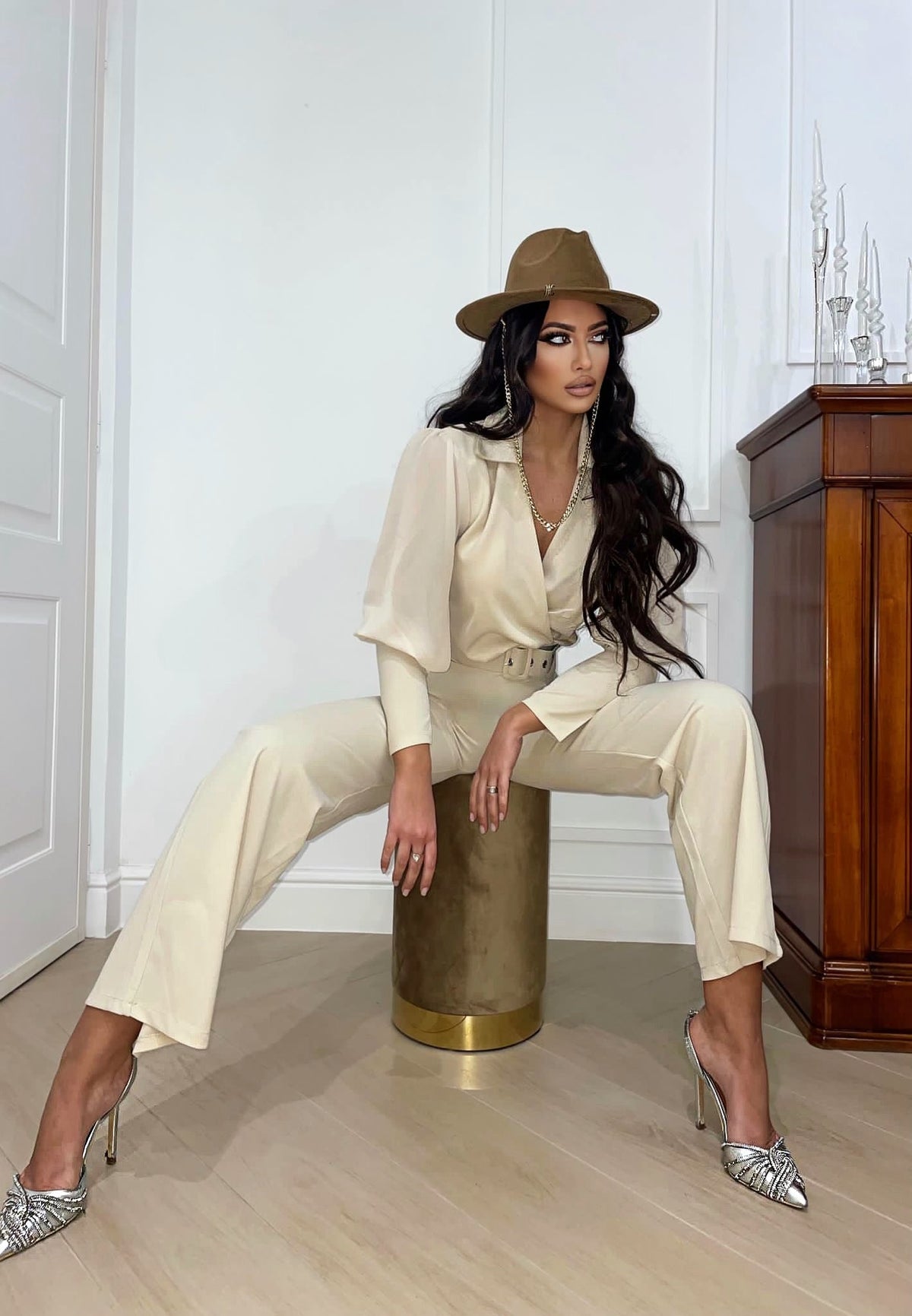 Tuta beige con cintura