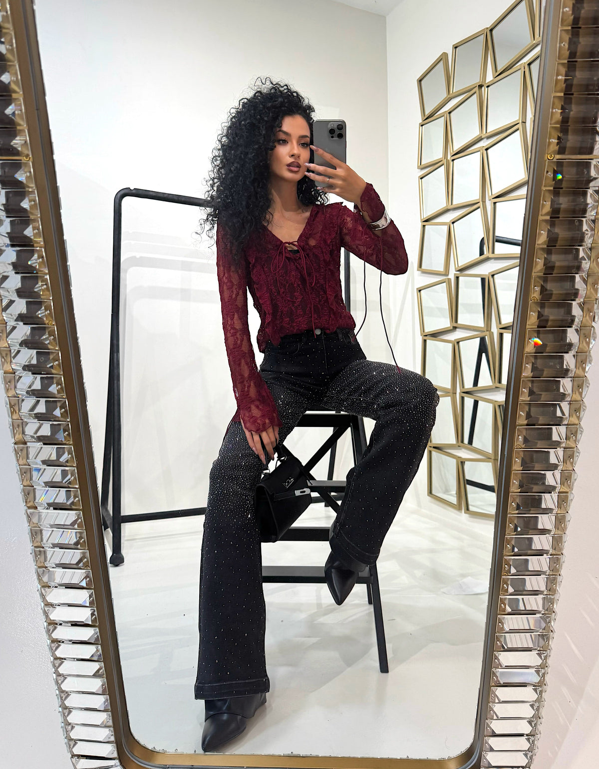 Blusa in pizzo con scollo e lacci sulla manica