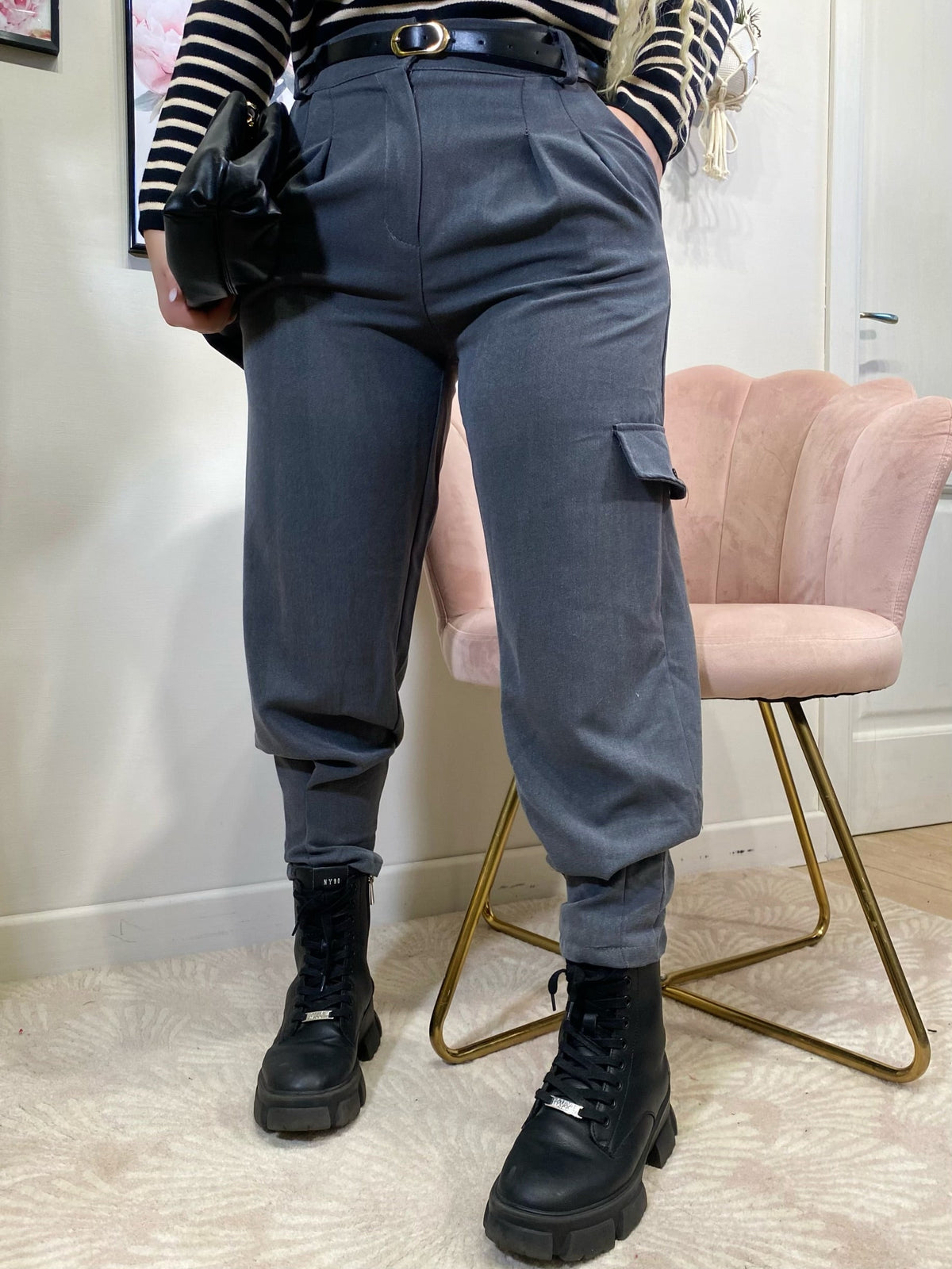 Pantalone grigio con polsino e cintura