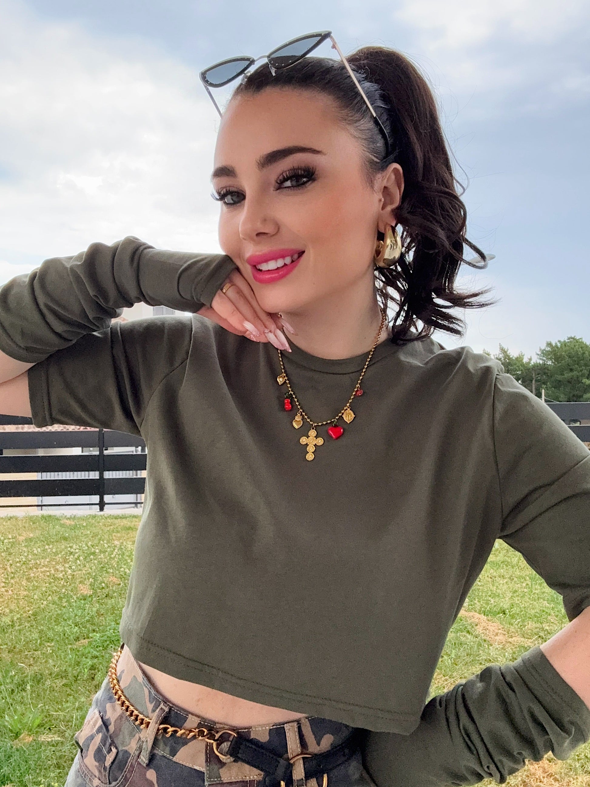 Maglia crop con manicotti militare