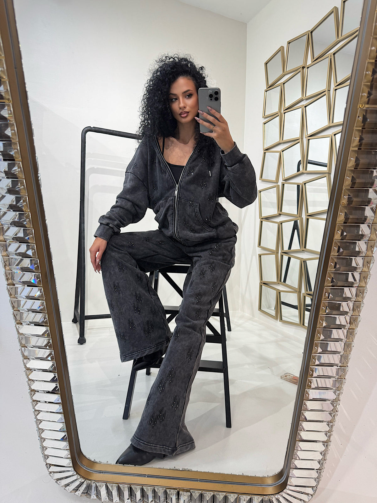 Completo con felpa over e brillantini pantalone a zampa