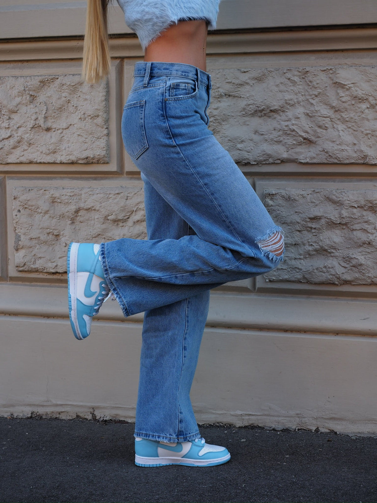 Jeans vita bassa con strappi laterali