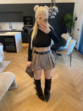 Maglia crop nera collo alto