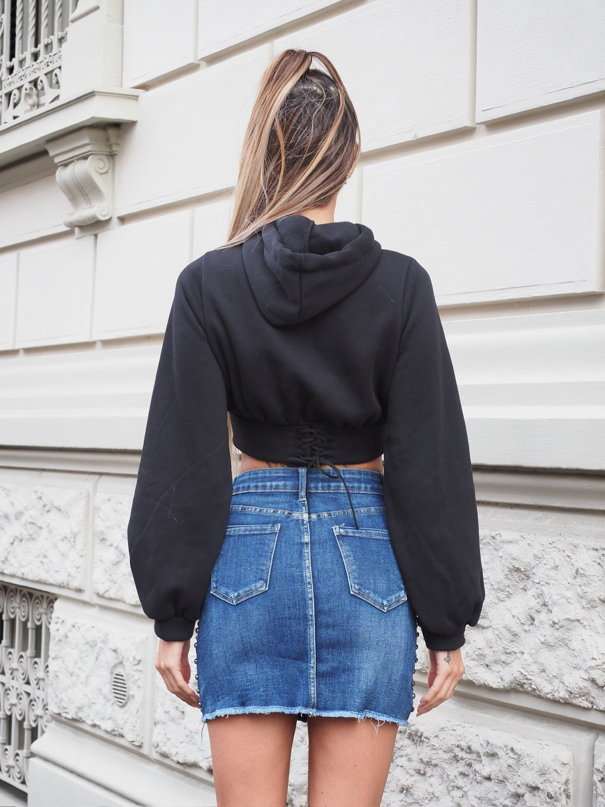 Felpa crop nera con lacci