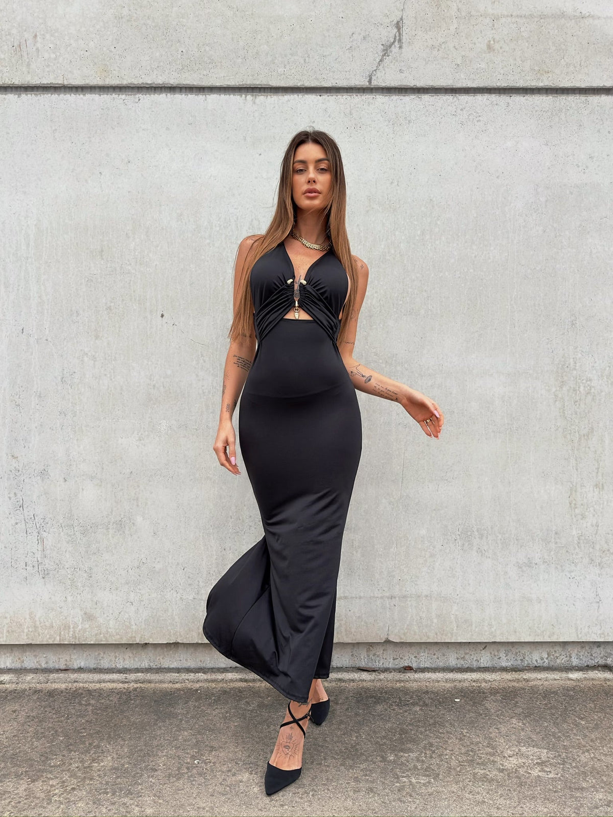 Abito midi nero con gioiello