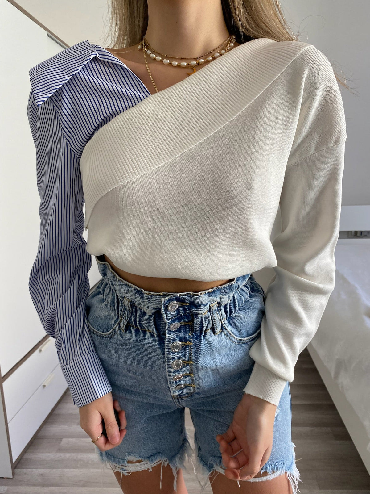 Maglione bianco con scollo e manica in camicia