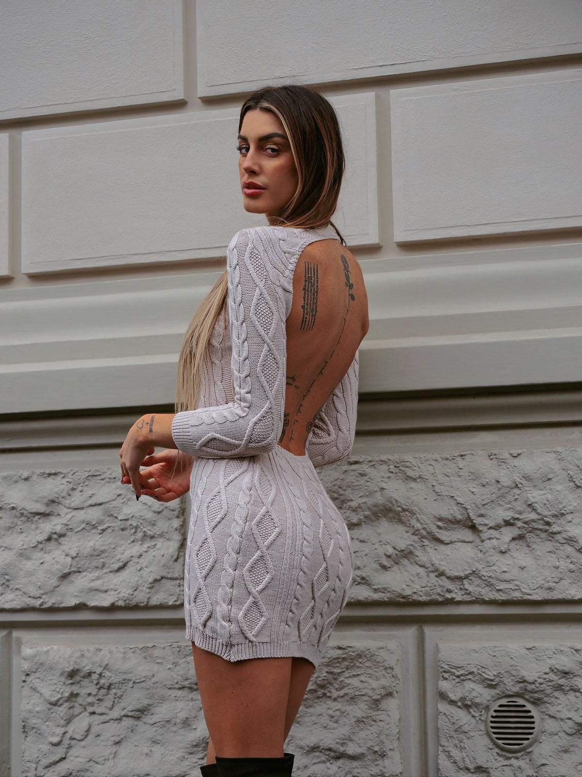 Abito in maglia beige schiena aperta