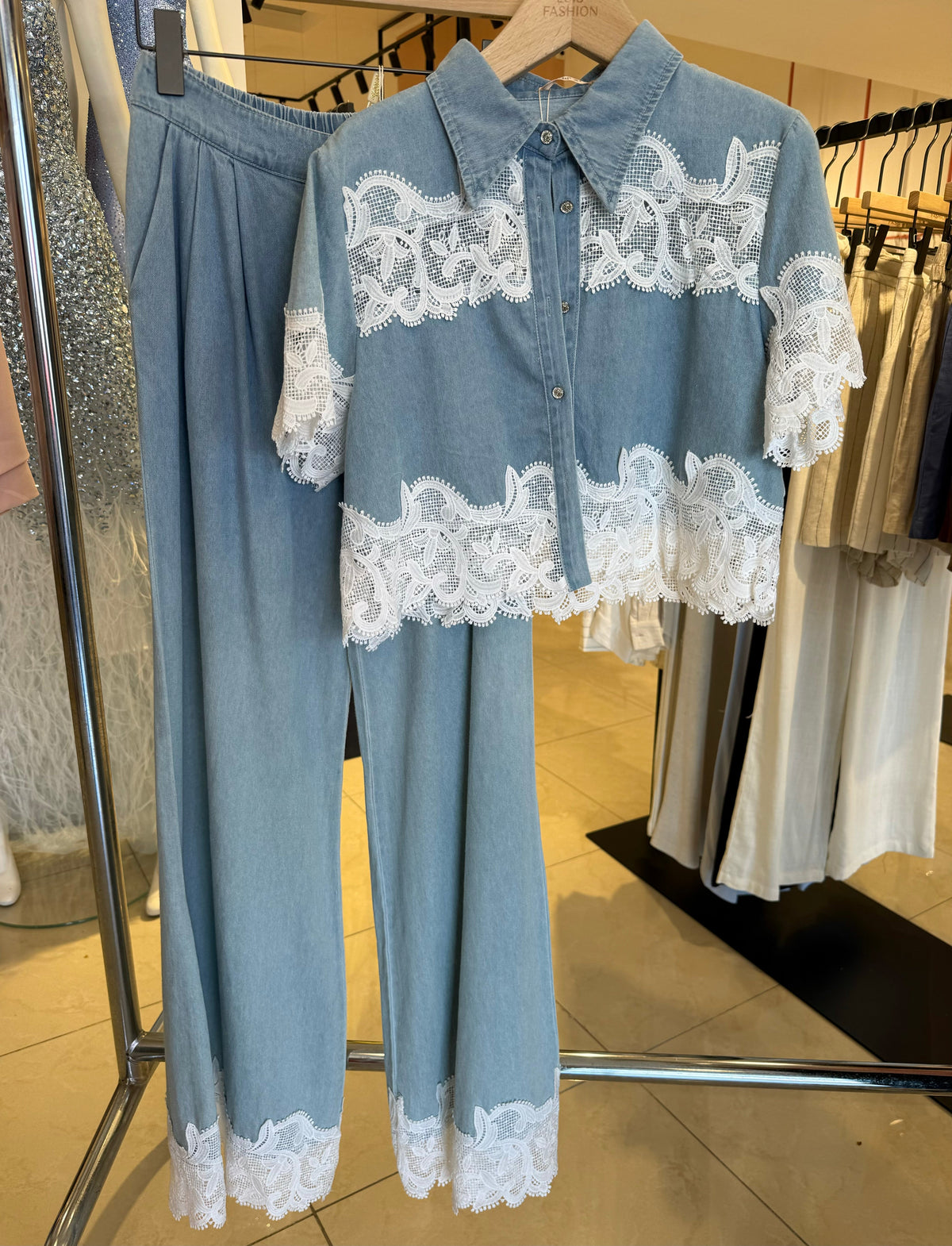 Set camicia e jeans con pizzo