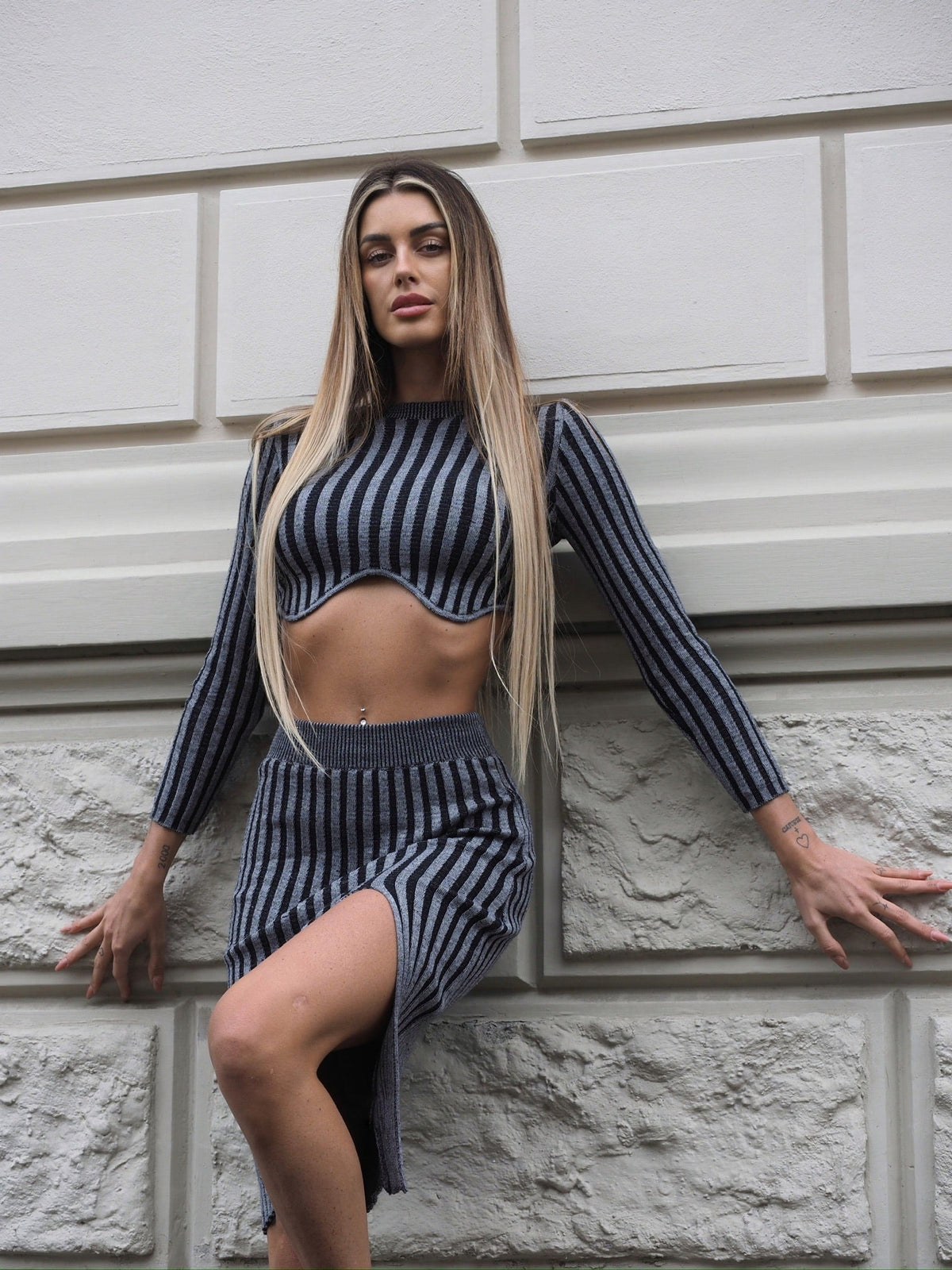 Completo due pezzi maglione e gonna grigio