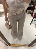 Jeans con bandana in pizzo e perle