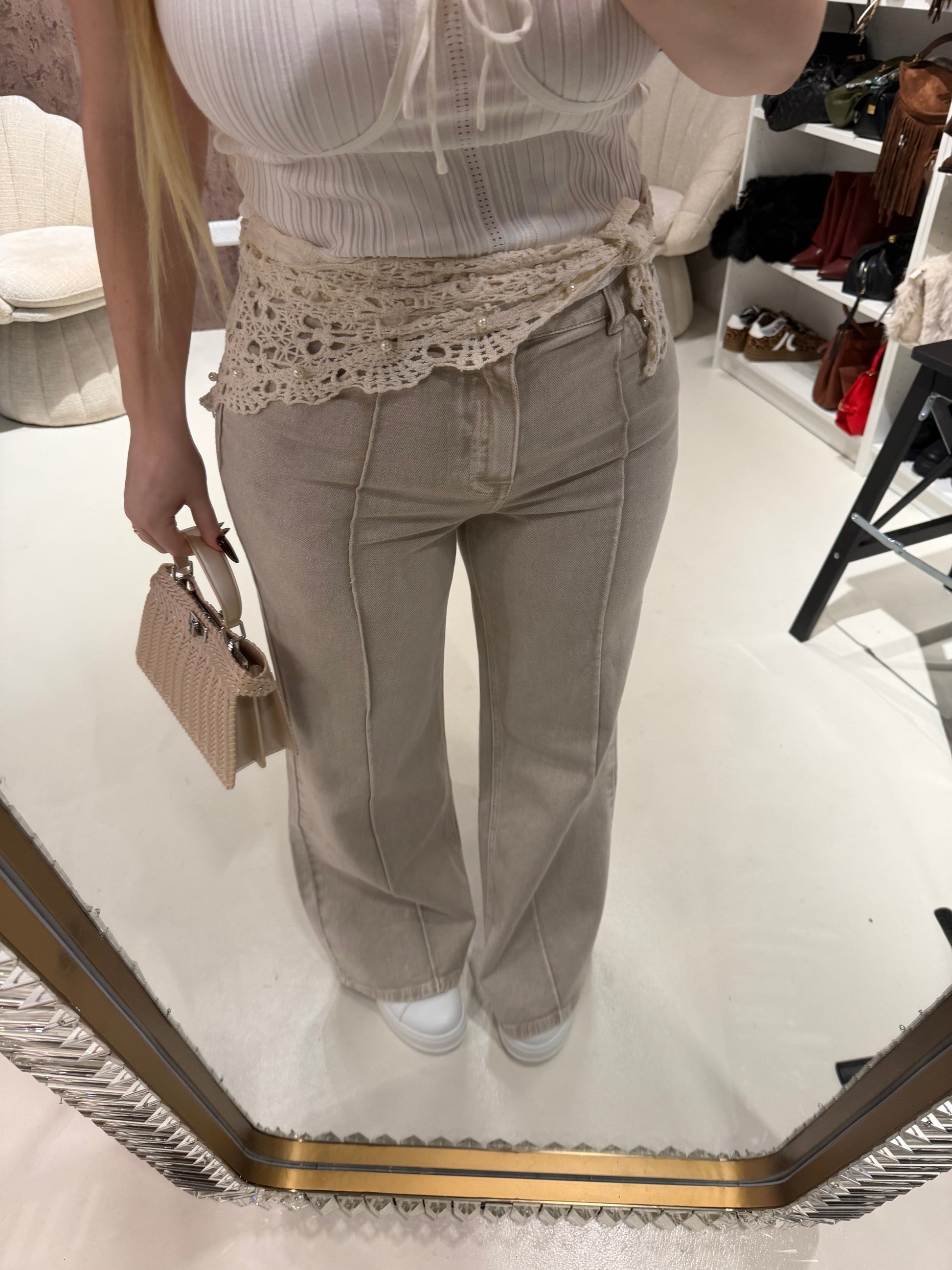 Jeans con bandana in pizzo e perle