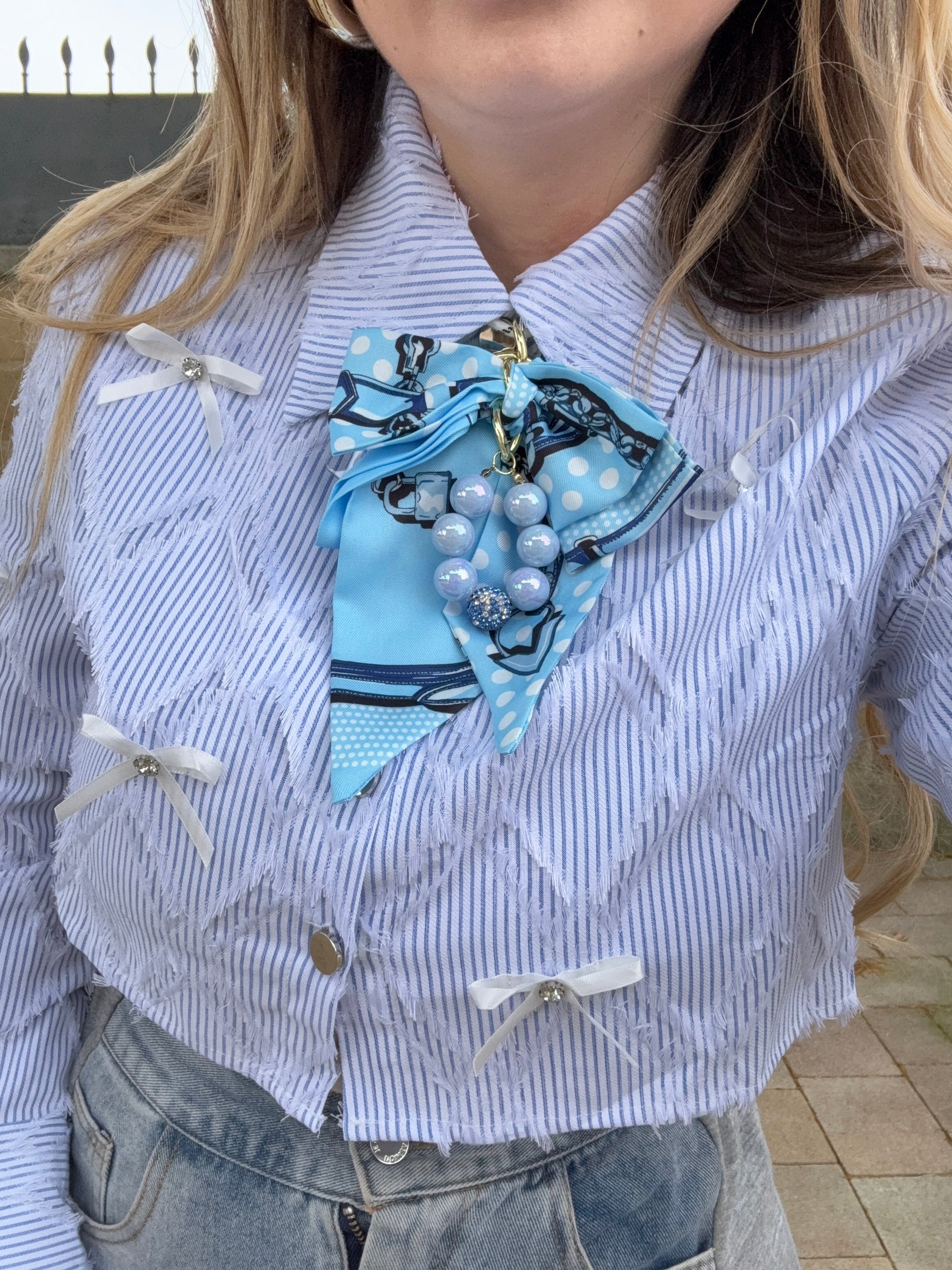 Camicia crop con fiocchi
