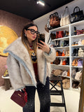 Giacca in ecopelliccia e jeans