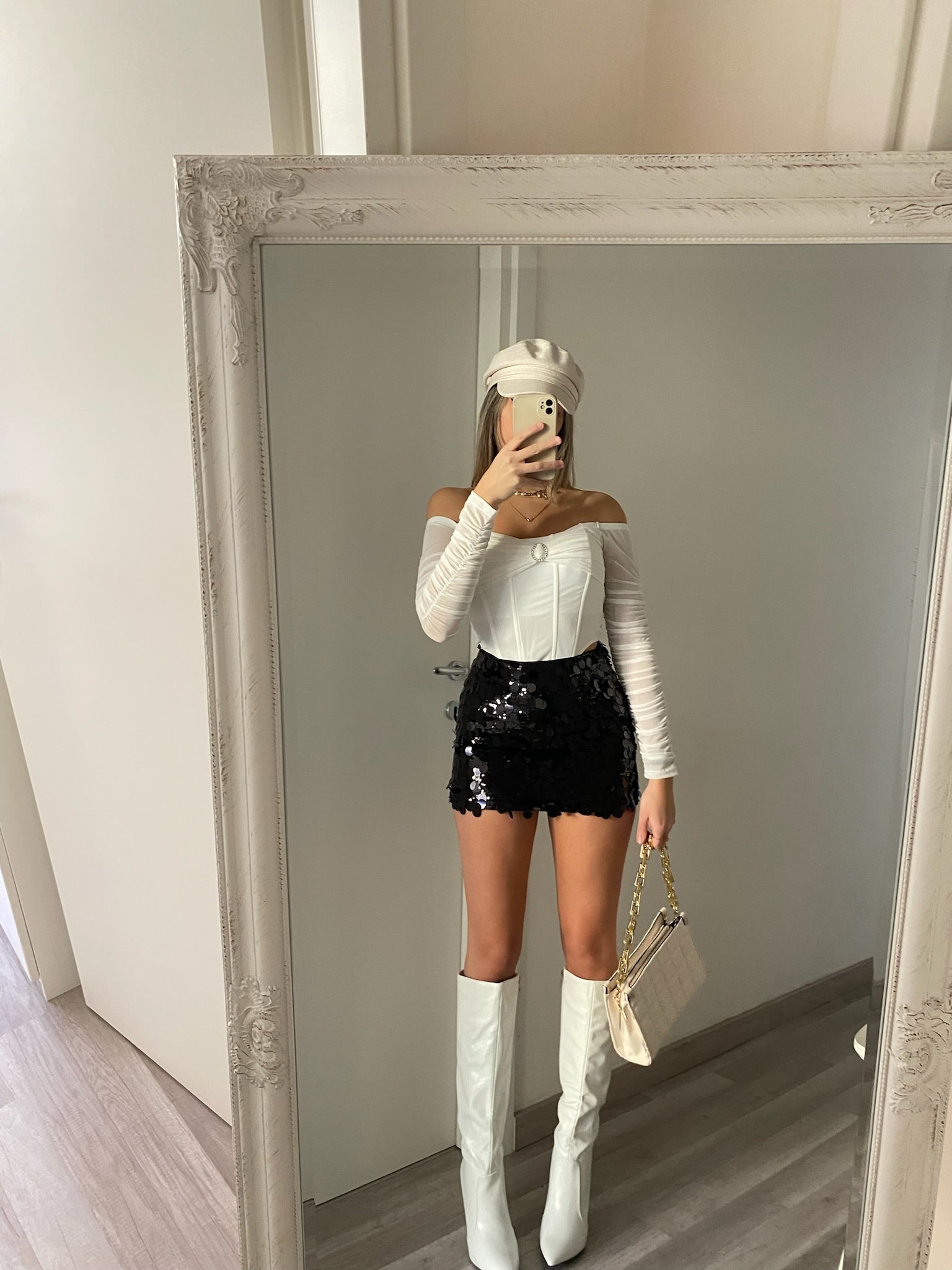 Bustier bianco in velo con gioiello