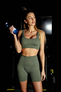Completo fitness top e short sportivo verde militare