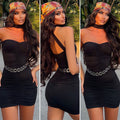 Abito nero con drappeggio e choker