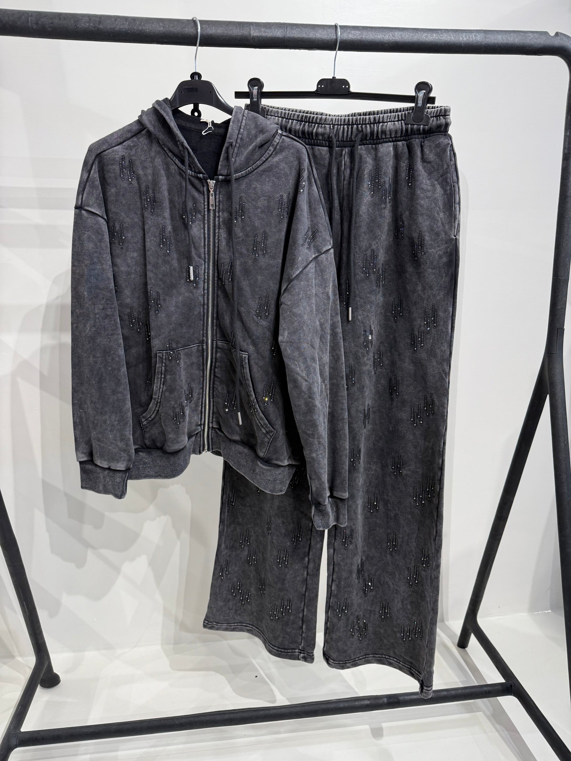 Completo con felpa over e brillantini pantalone a zampa