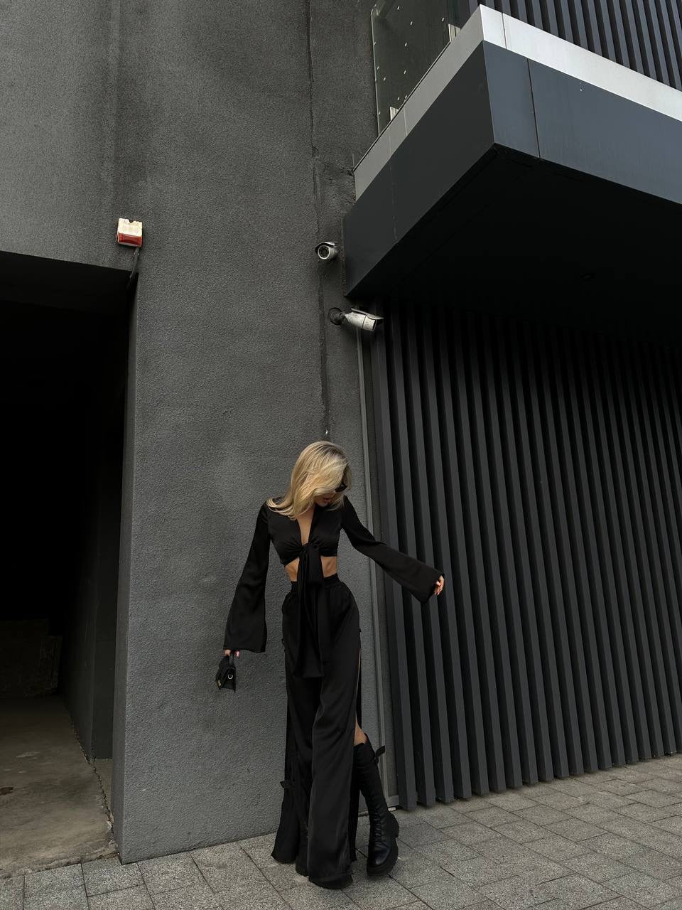 Set top e pantaloni con spacchi nero