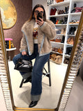 Giacca in ecopelliccia e jeans