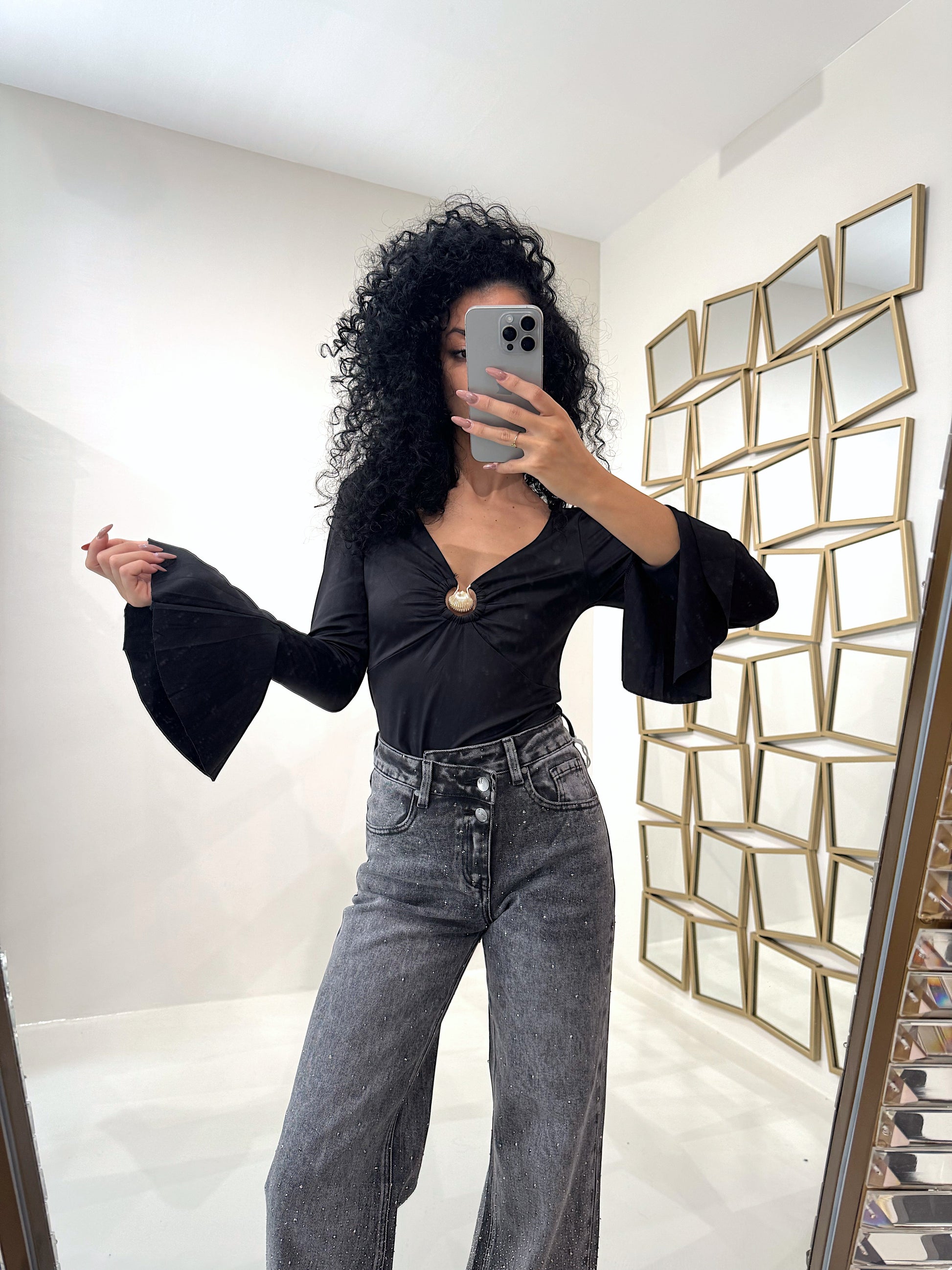 Blusa Elegante con gioiello e Maniche Svasate
