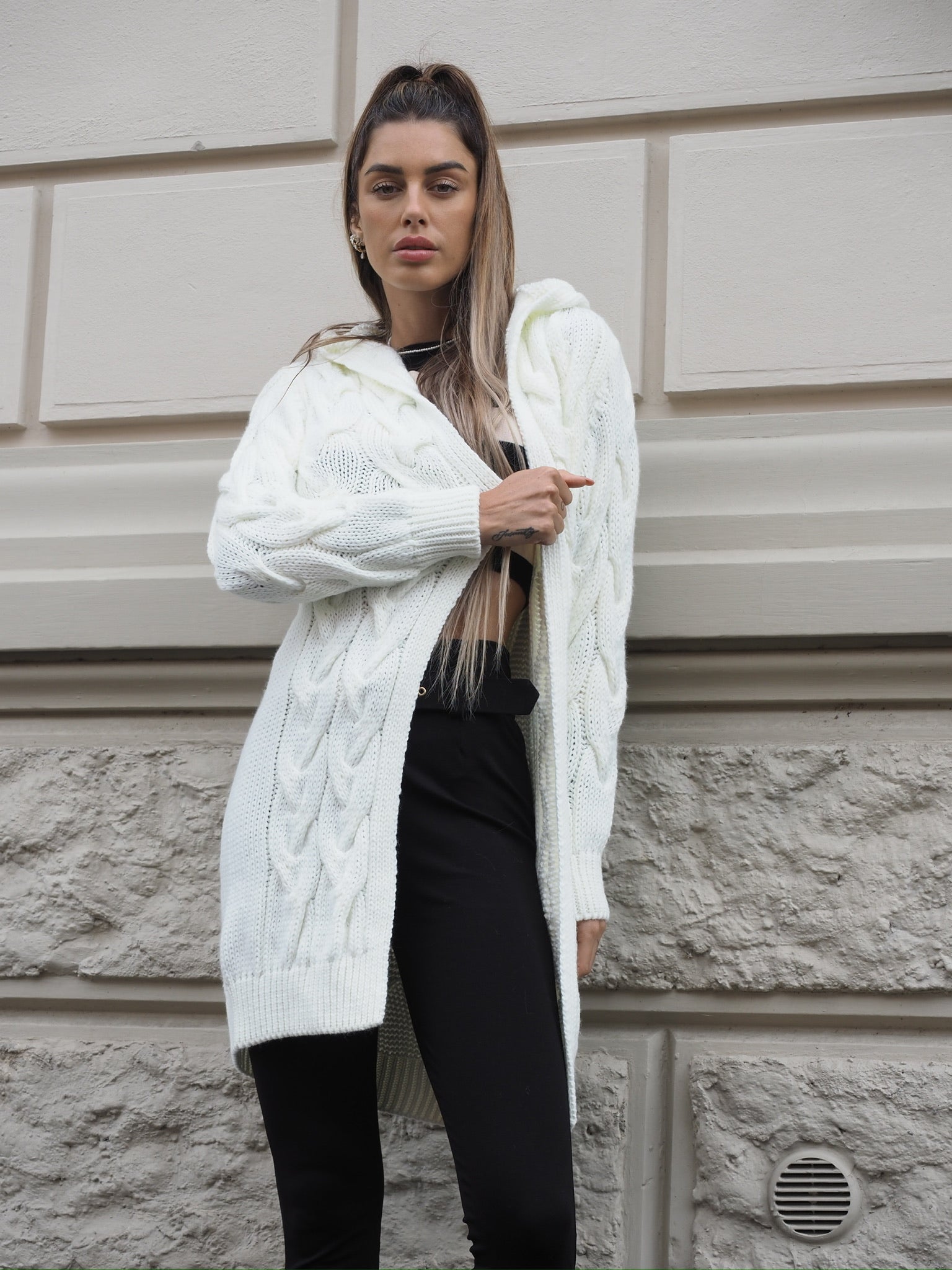 Cardigan bianco a trecce
