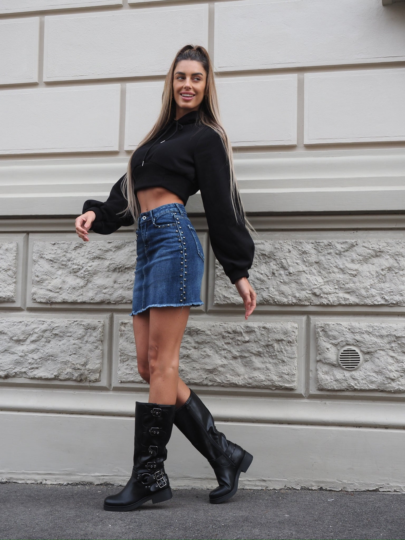 Felpa crop nera con lacci