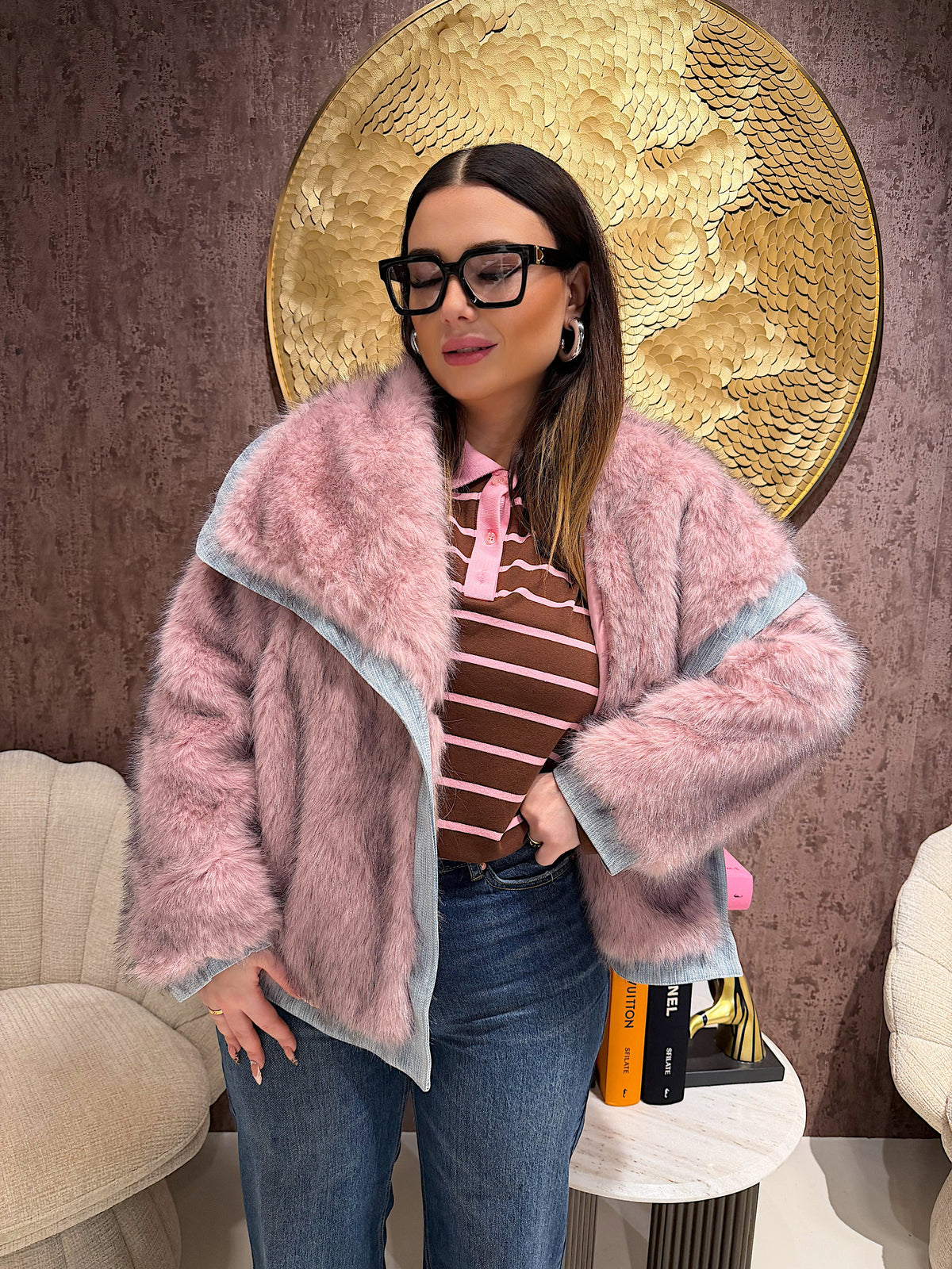 Giacca in ecopelliccia e jeans