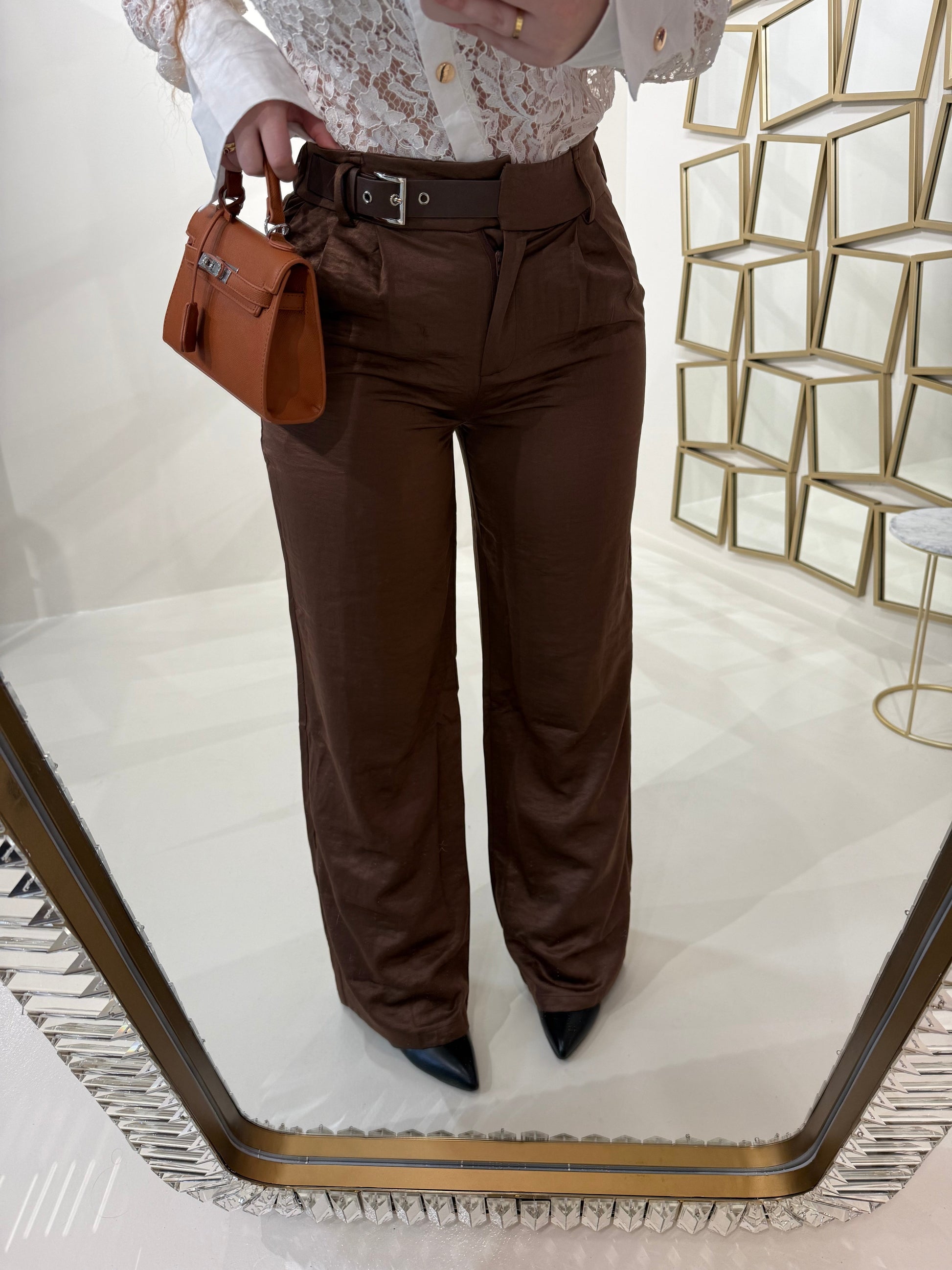 Pantalone con fibbia laterale