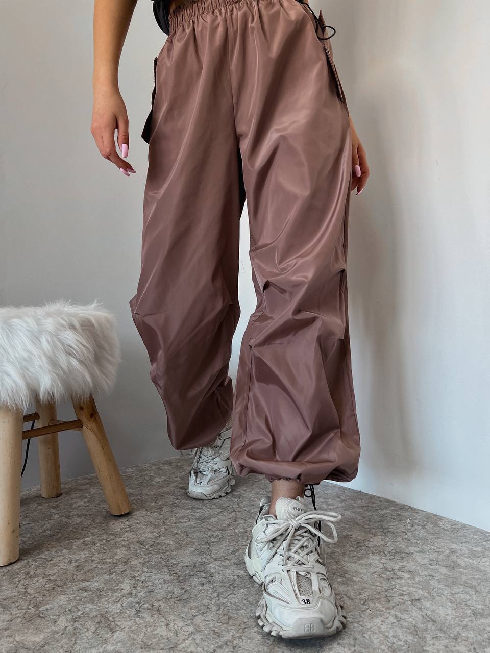 Pantalone cargo con polsini moka
