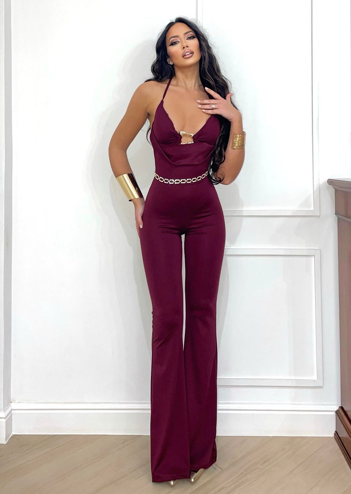 Tuta bordeaux con gioiello oro