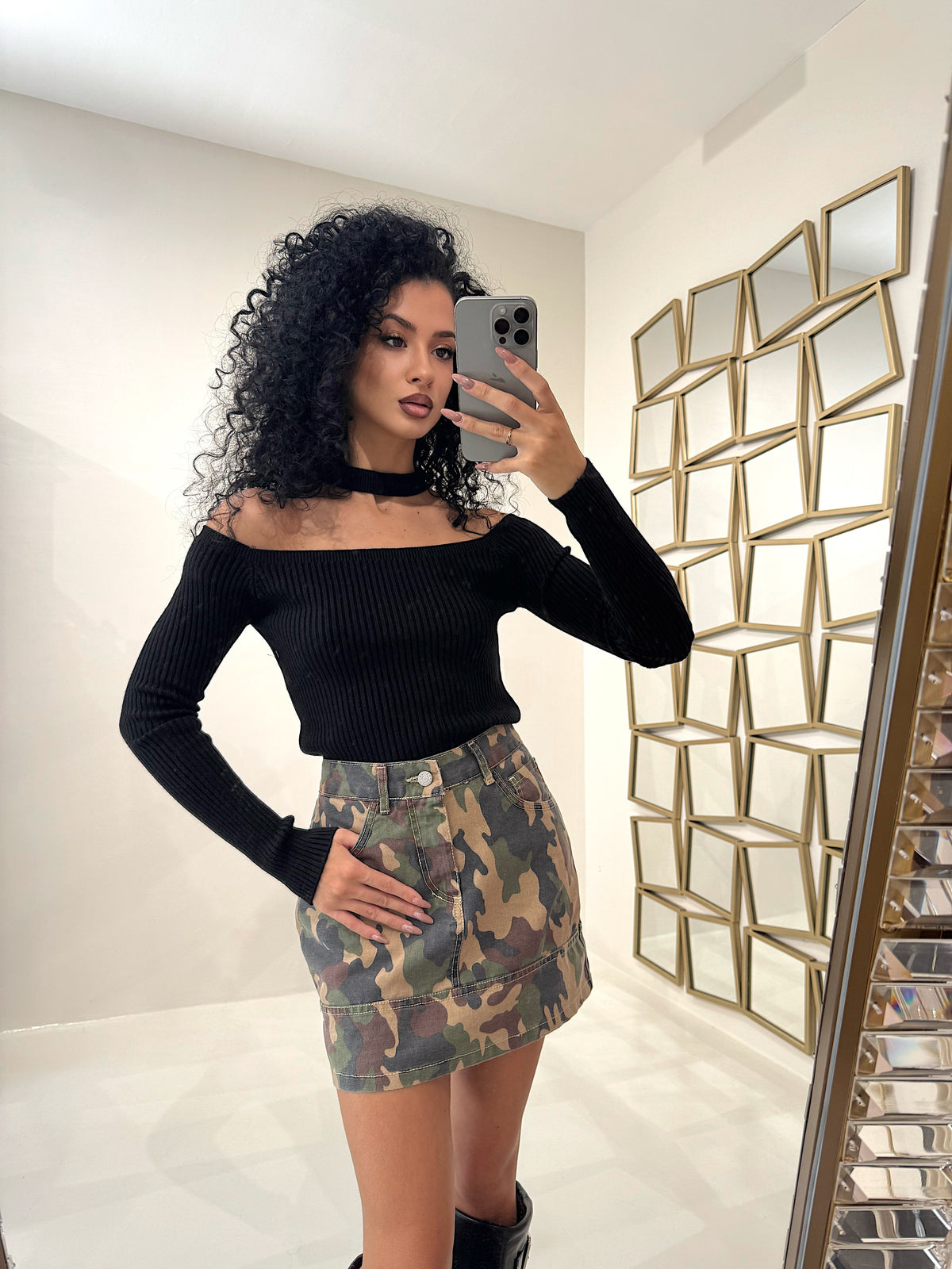 Maglia a costine con choker