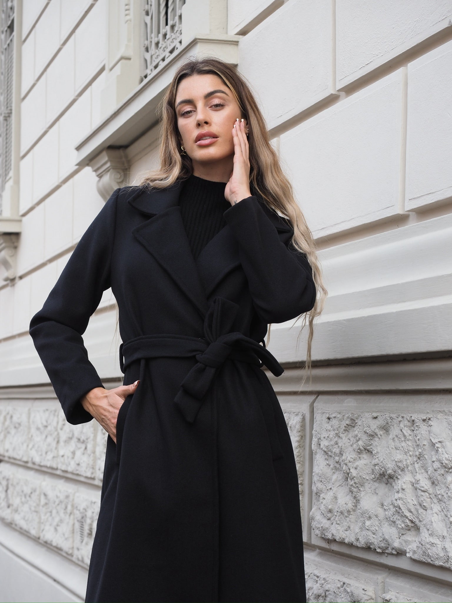 Cappotto nero con cintura