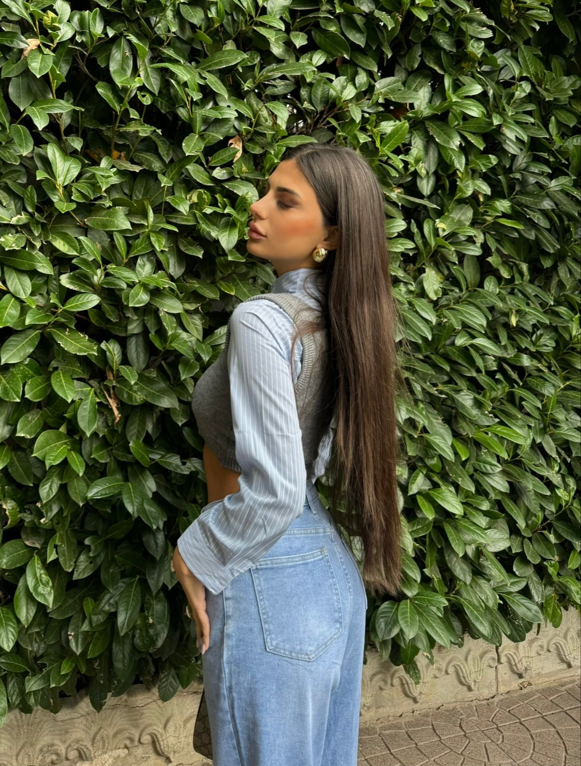 Maglioncino grigio più camicia celeste