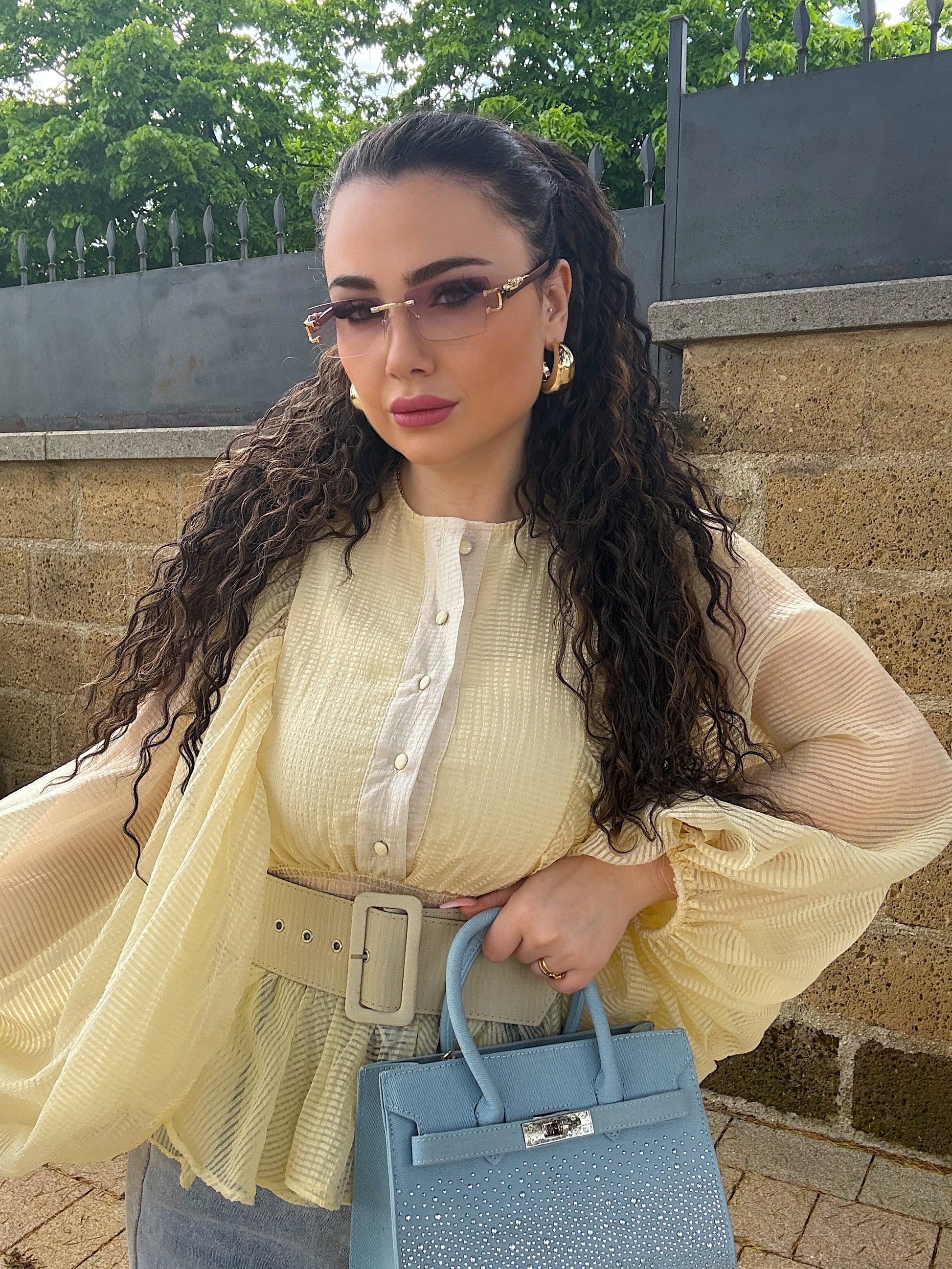 Camicia con maniche ampie e cinturone giallo