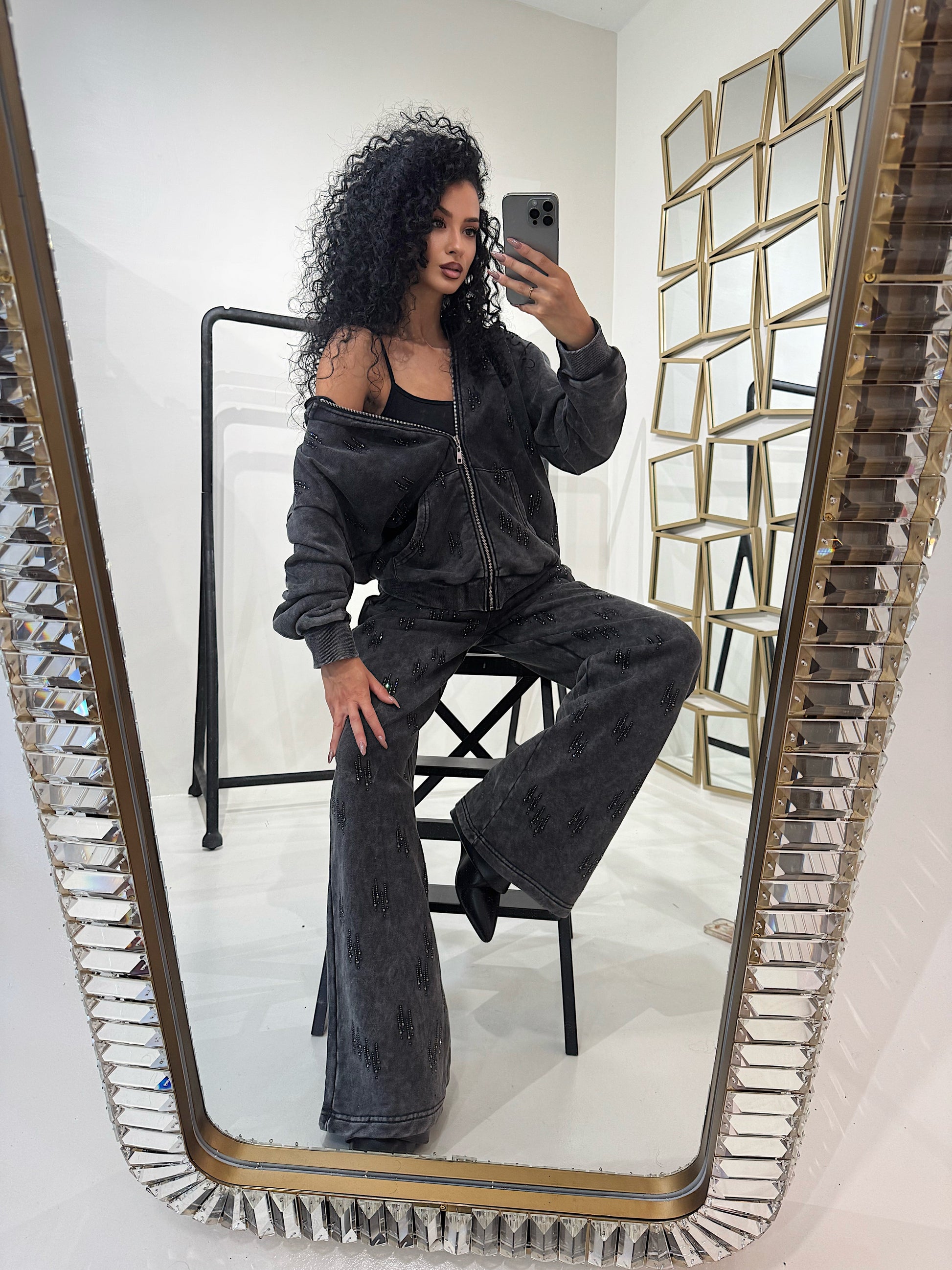 Completo con felpa over e brillantini pantalone a zampa