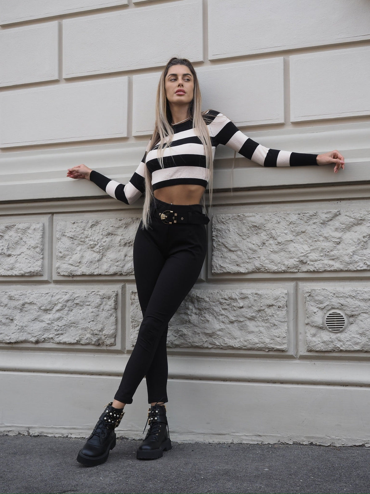 Pantalone nero con cintura oro