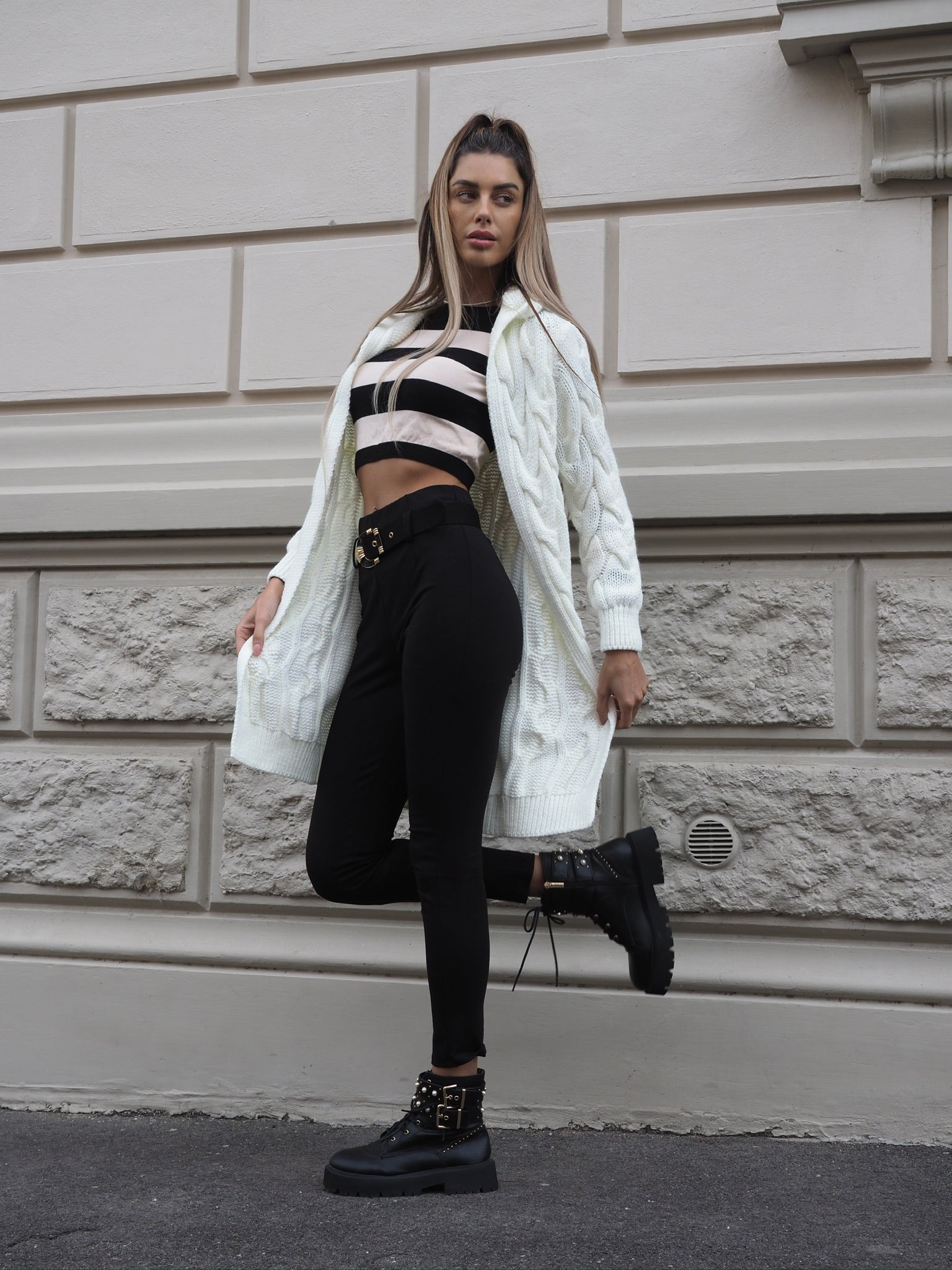 Pantalone nero con cintura oro